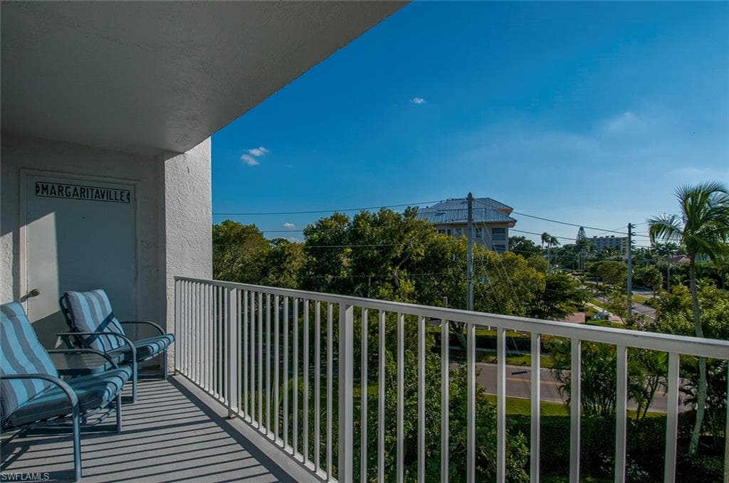 1300 Gulf Shore BLVD N # 406, NAPLES FL 34102-17