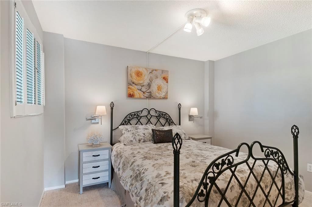1300 Gulf Shore BLVD N # 406, NAPLES FL 34102-14