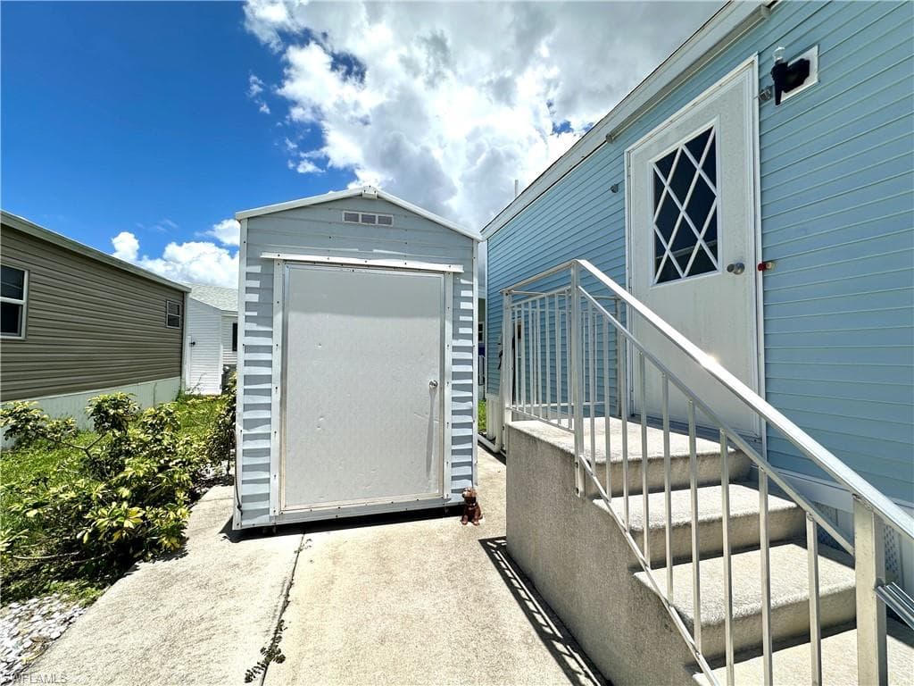 4540 Split Log LN E, ESTERO FL 33928-2