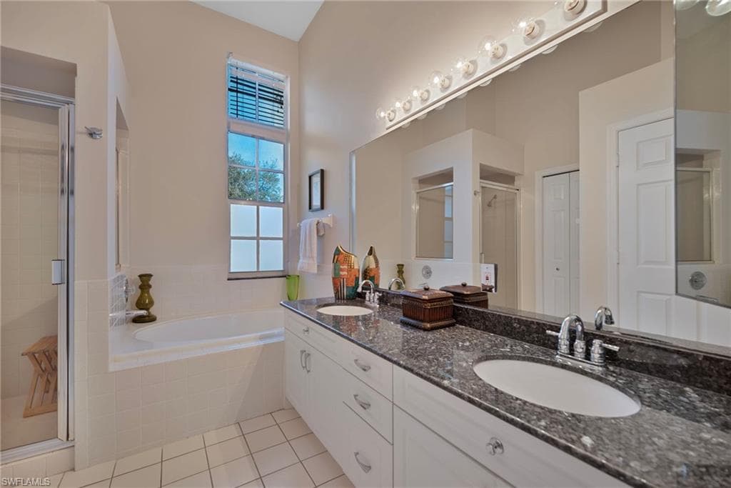 7774 Gardner DR # 202, NAPLES FL 34109-12