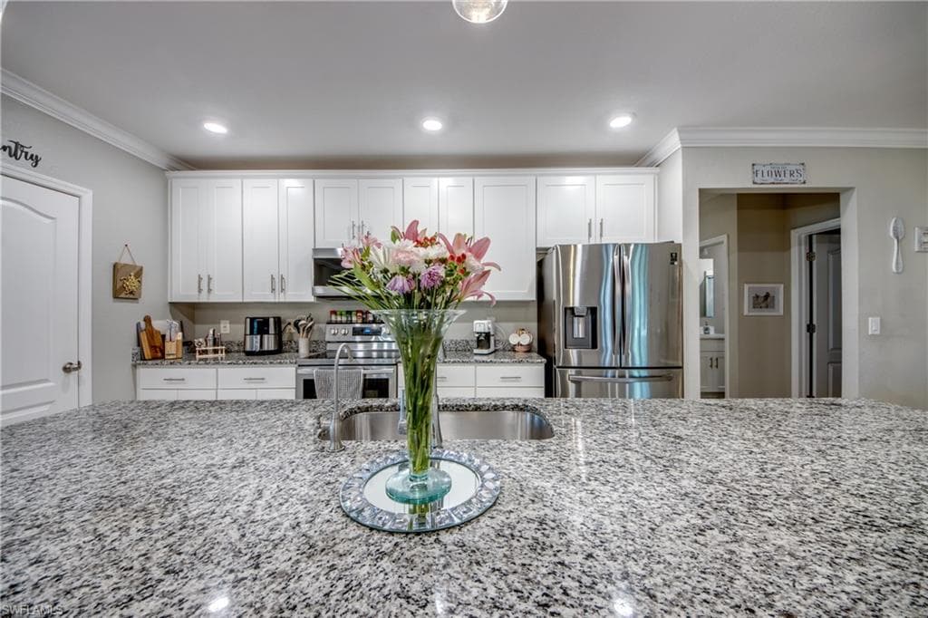 640 Encarnacion ST, PUNTA GORDA FL 33983-19