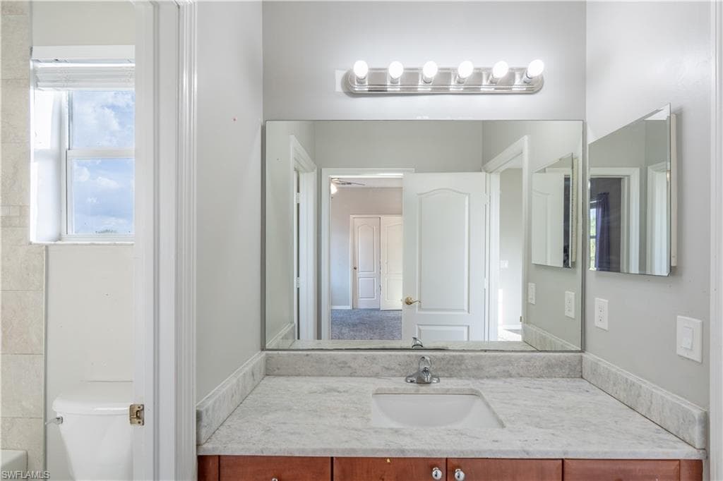 3003 Lake Manatee CT, CAPE CORAL FL 33909-31