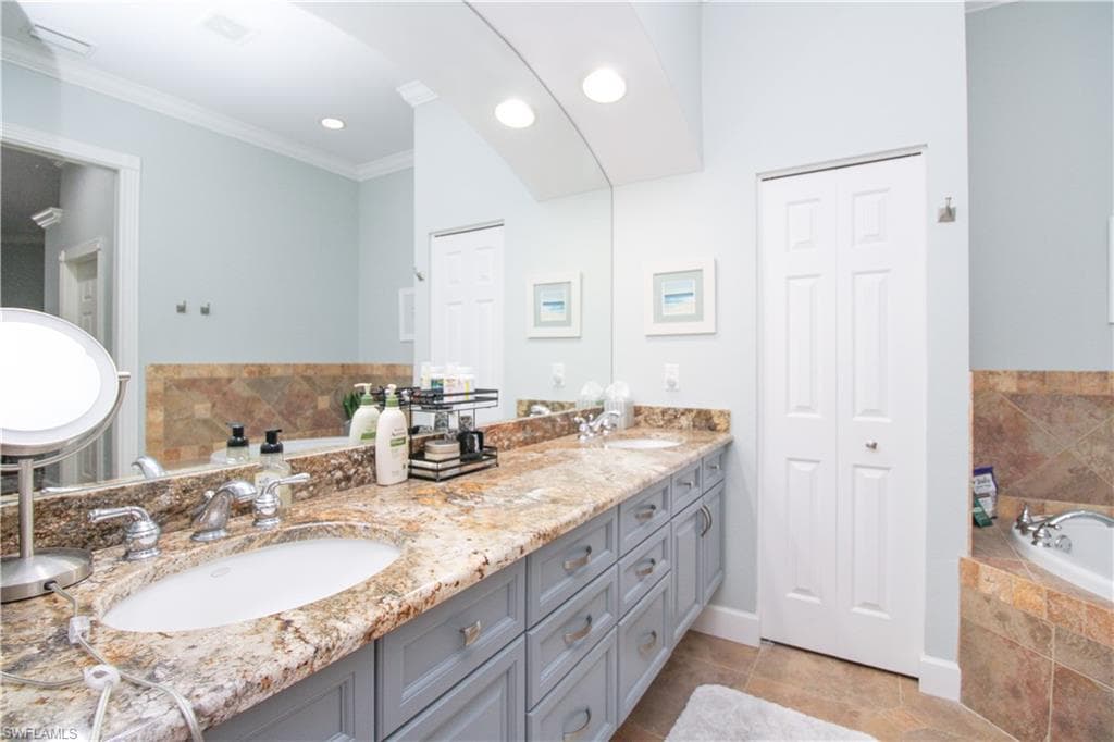 372 Mallory CT, NAPLES FL 34110-16