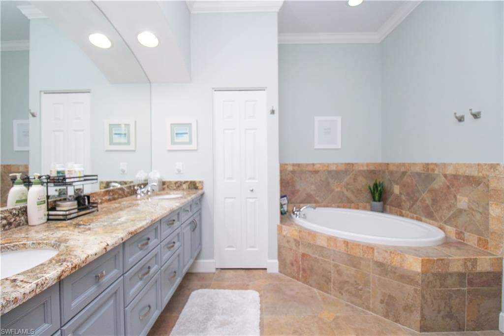 372 Mallory CT, NAPLES FL 34110-15