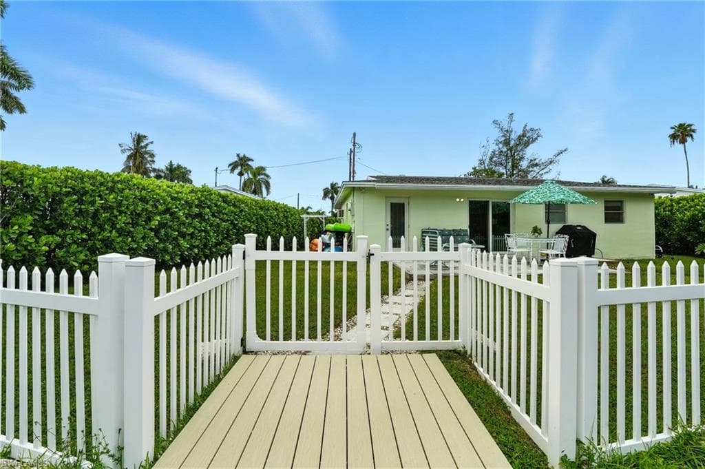 578 14th ST N, NAPLES FL 34102-27