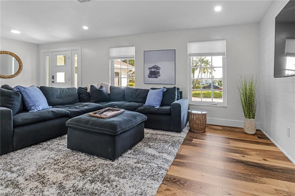 1823 Hurricane Harbor LN, NAPLES FL 34102-5