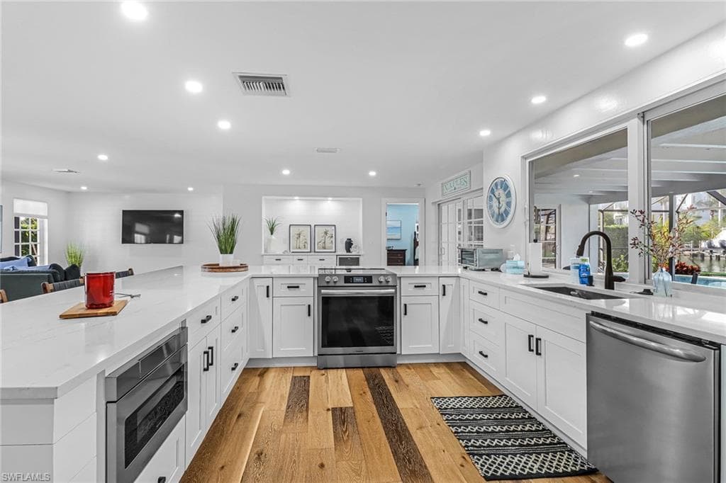 1823 Hurricane Harbor LN, NAPLES FL 34102-9