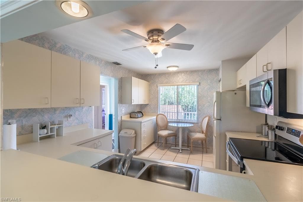 725 Saratoga CIR # A204, NAPLES FL 34104-10