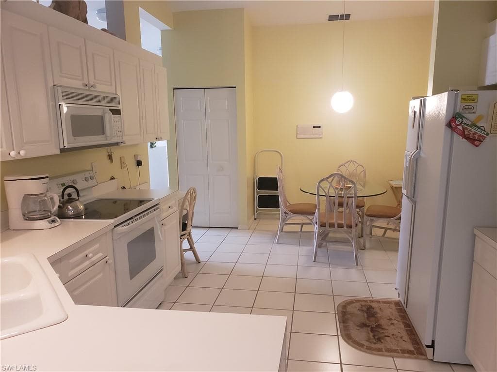 7552 Oleander Gate DR # 204, NAPLES FL 34109-4