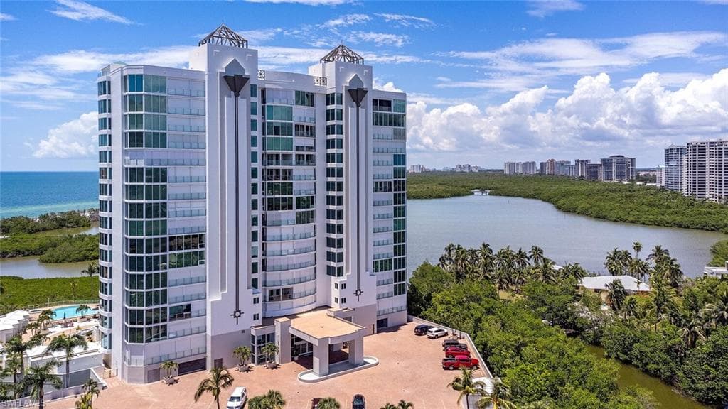60 Seagate DR # 305, NAPLES FL 34103-26