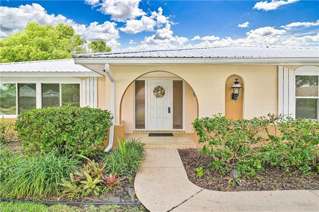 4255 Glasgow CT, NORTH FORT MYERS FL 33903-1