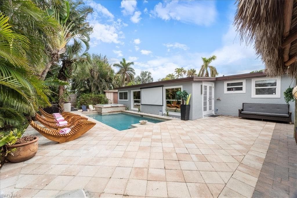 2123 Holiday LN, NAPLES FL 34104-33