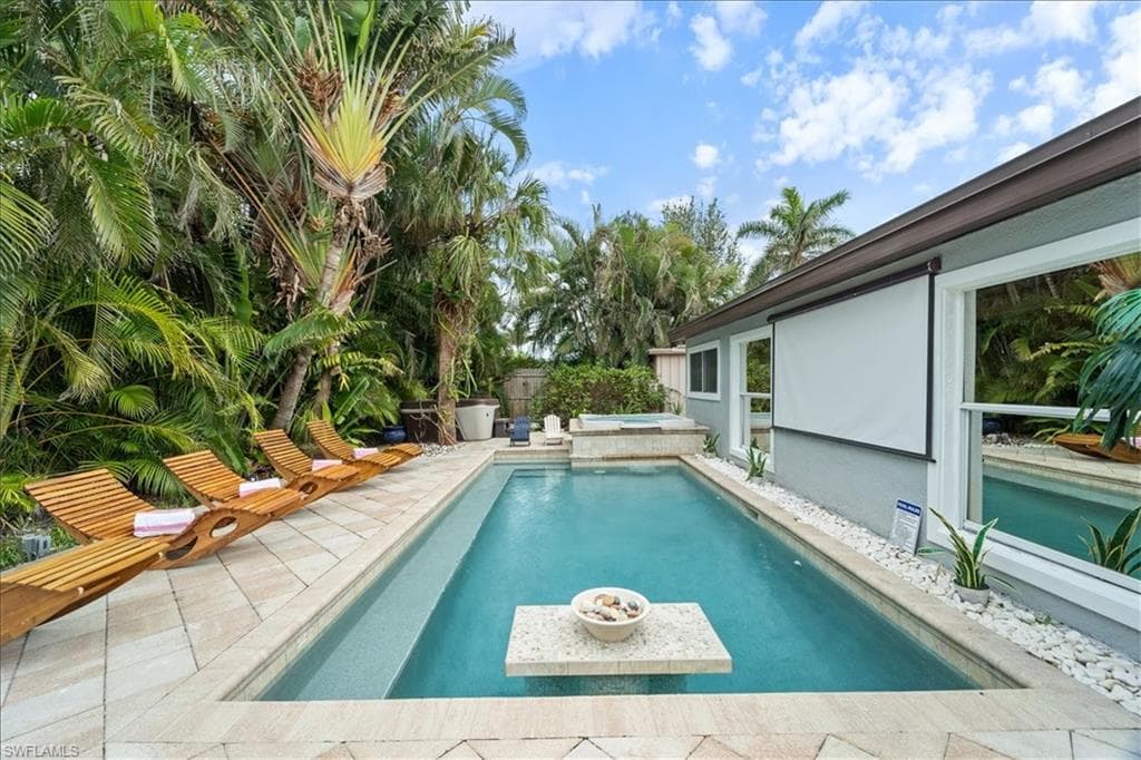 2123 Holiday LN, NAPLES FL 34104-39