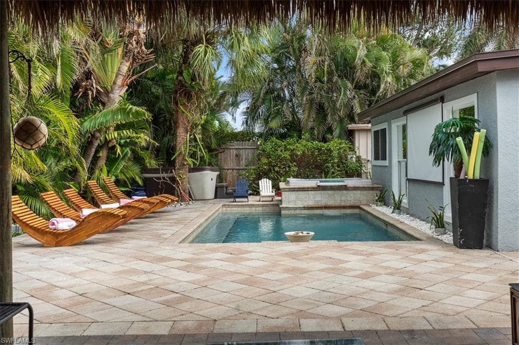 2123 Holiday LN, NAPLES FL 34104-34