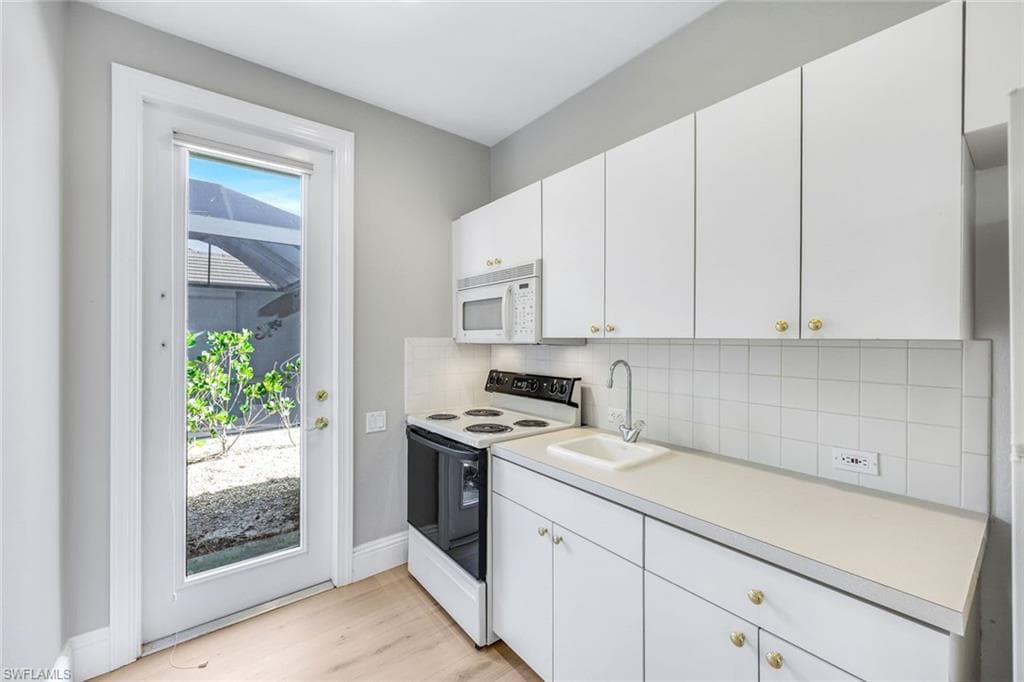 237 Charleston CT, NAPLES FL 34110-21