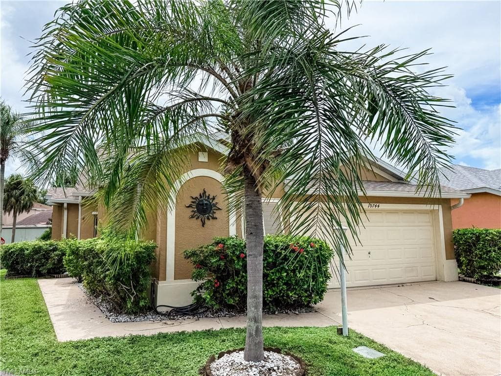 10744 Blue Bimini CIR, ESTERO FL 33928-1