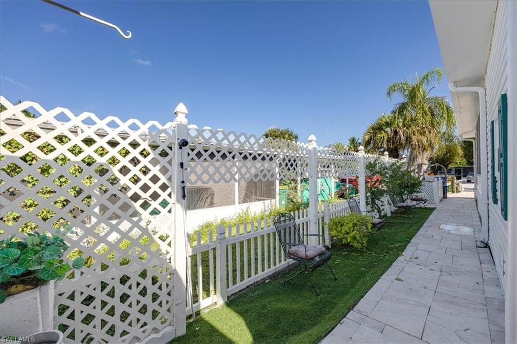 32 Sonderhen DR, NAPLES FL 34114-15