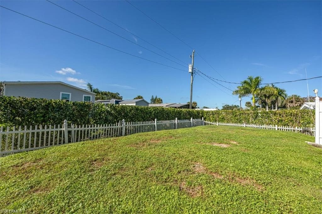 32 Sonderhen DR, NAPLES FL 34114-19