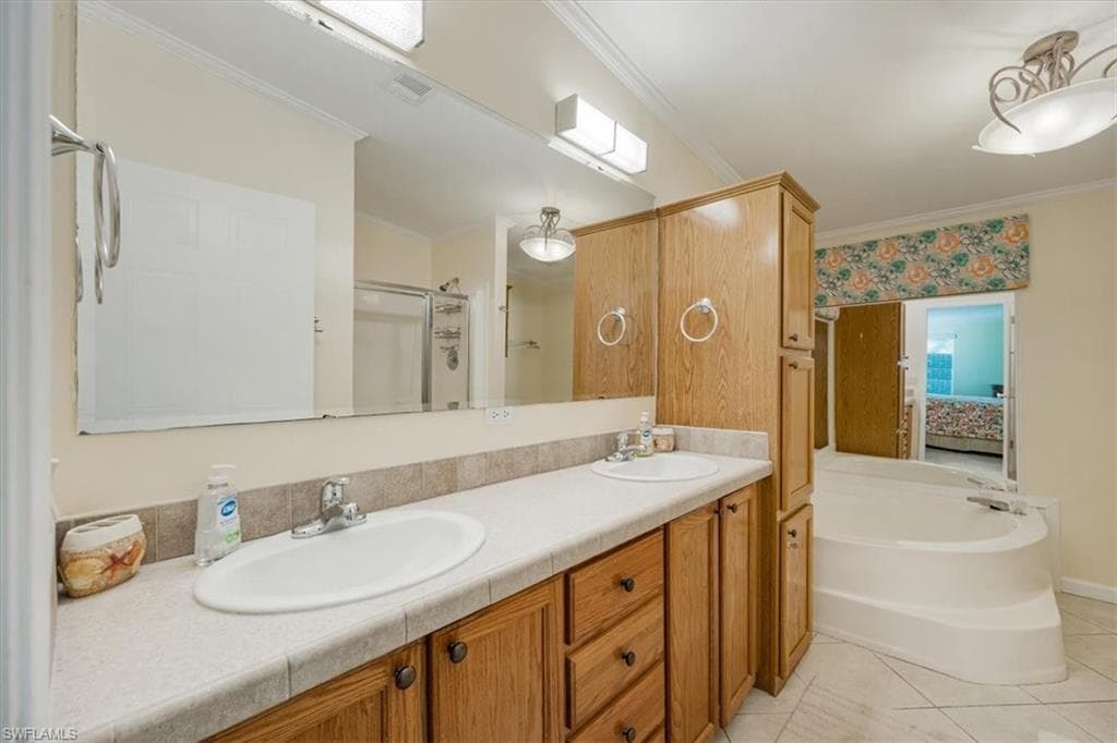 32 Sonderhen DR, NAPLES FL 34114-9