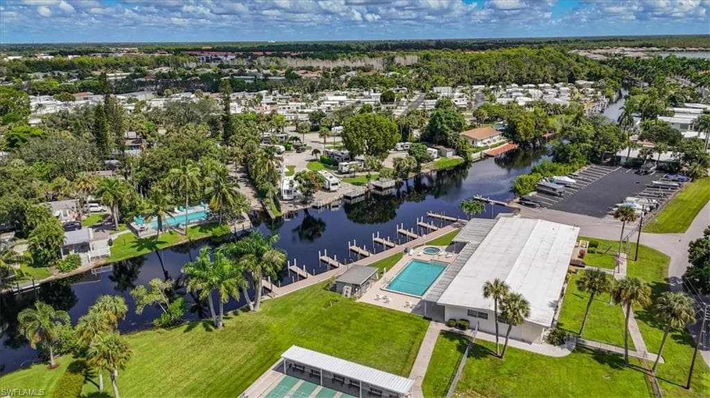 32 Sonderhen DR, NAPLES FL 34114-32