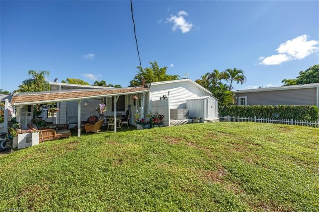 32 Sonderhen DR, NAPLES FL 34114-17