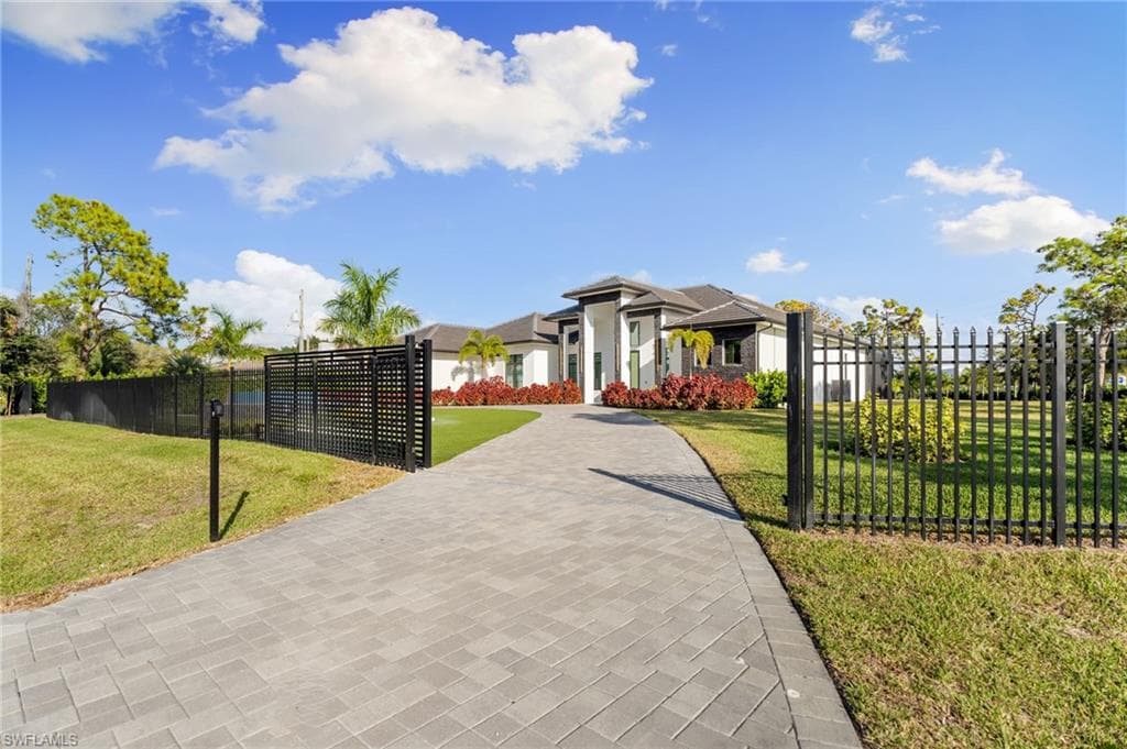 10 Caribbean RD, NAPLES FL 34108-46