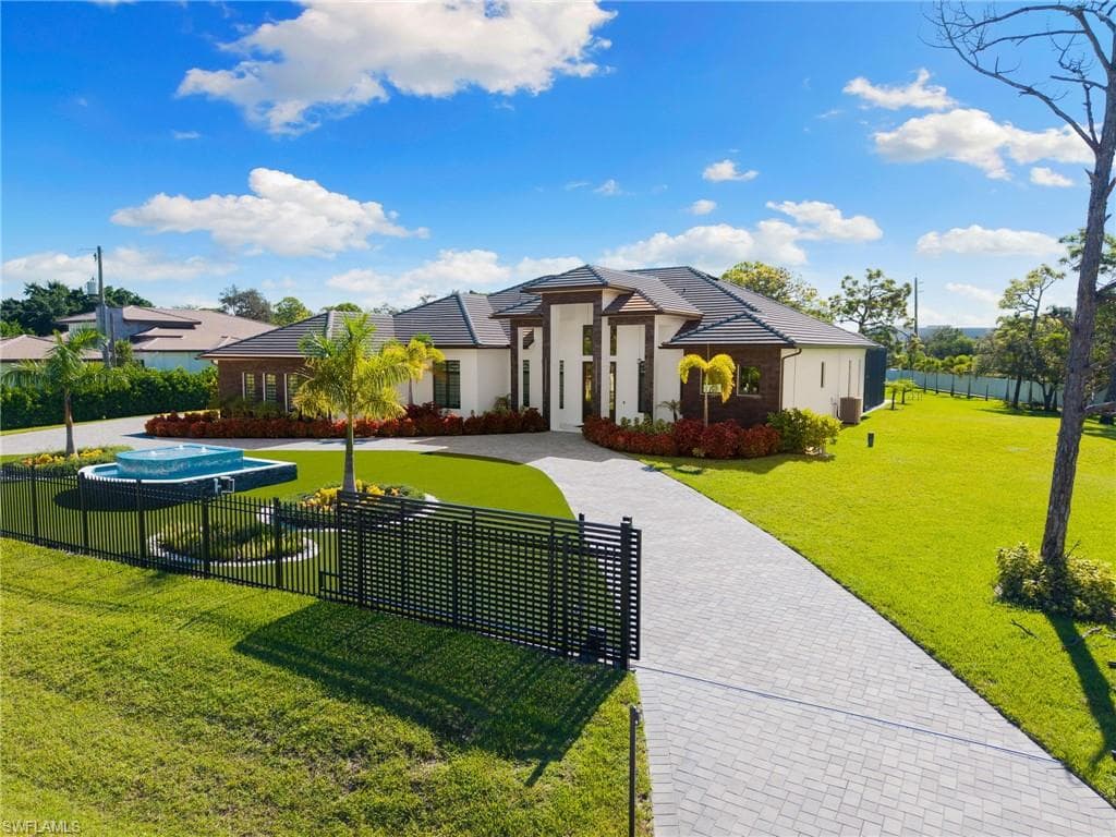 10 Caribbean RD, NAPLES FL 34108-40