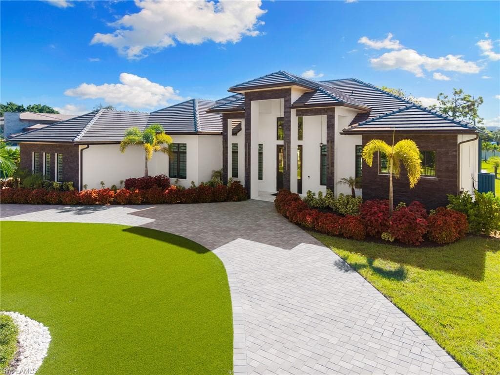 10 Caribbean RD, NAPLES FL 34108-39