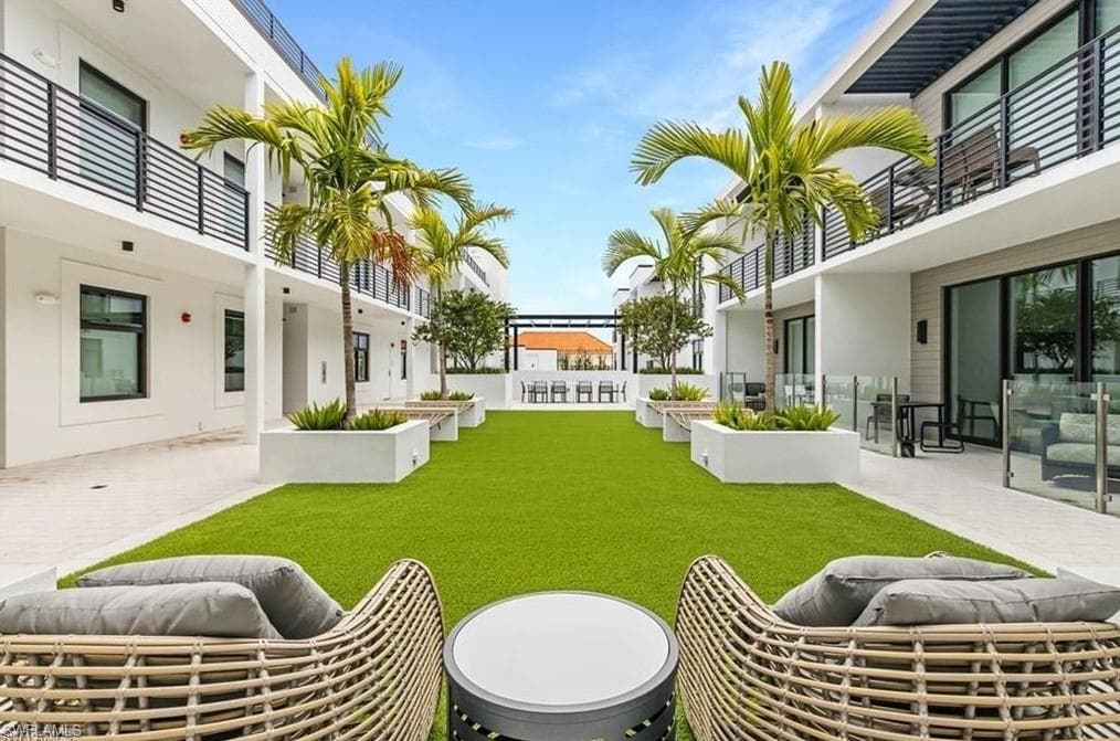 850 Central AVE # 301, OTHER FL 34102-1
