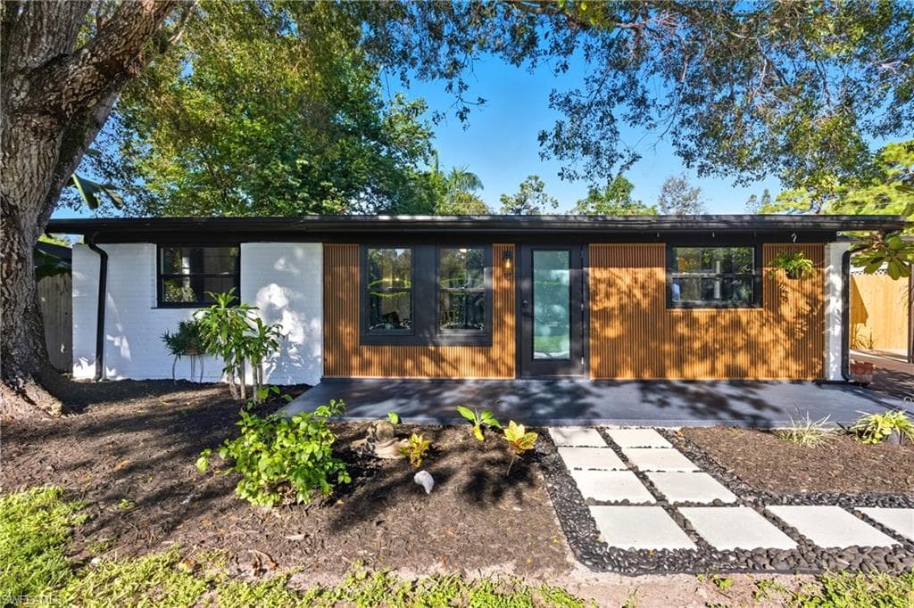 1280 Pine ST, NAPLES FL 34104-31