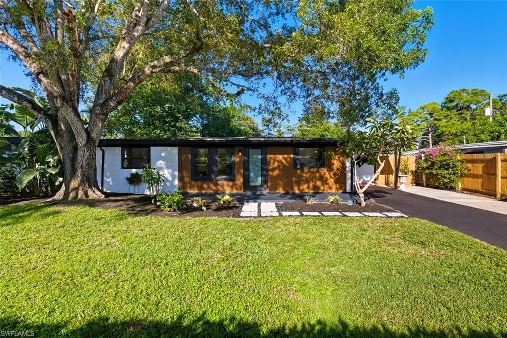 1280 Pine ST, NAPLES FL 34104-17