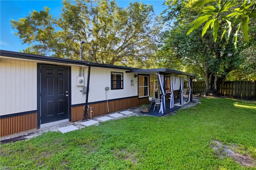 1280 Pine ST, NAPLES FL 34104-24