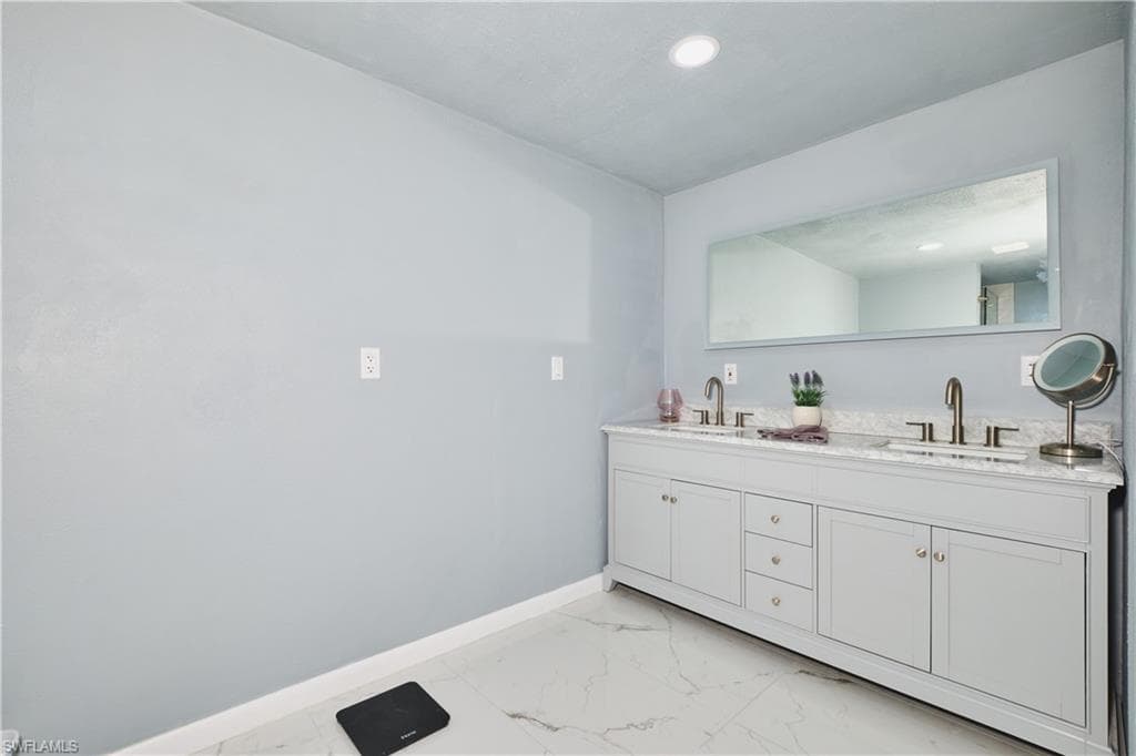 372 Altamont AVE, FORT MYERS FL 33905-11