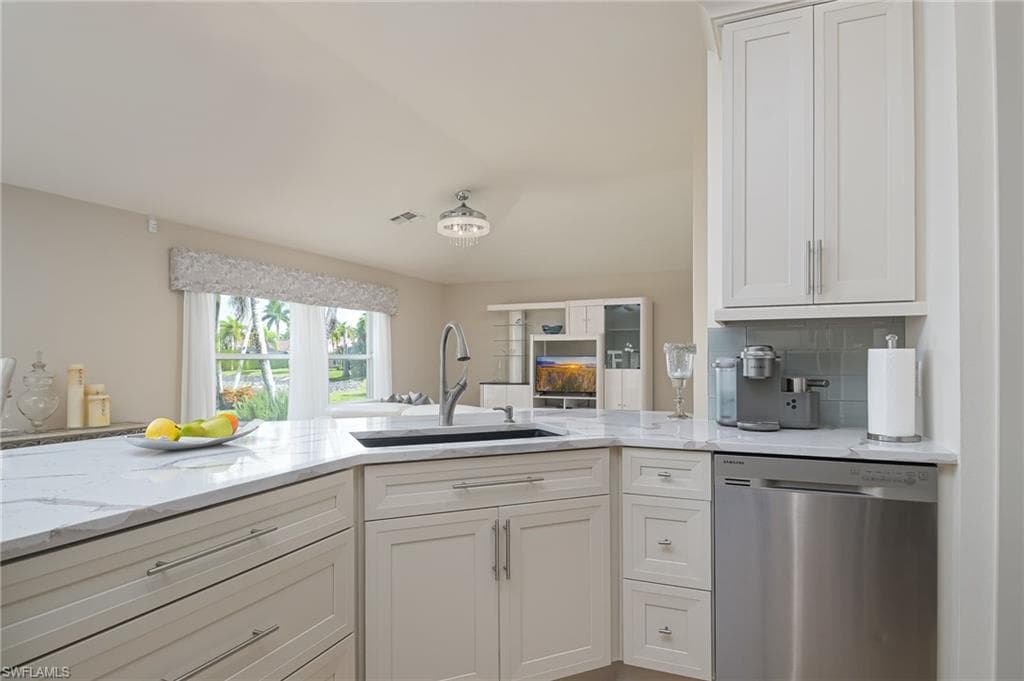 2250 Grove DR, NAPLES FL 34120-8