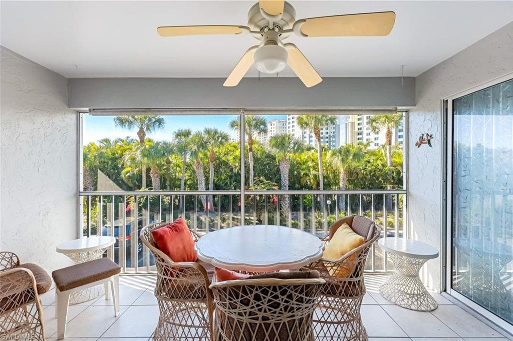 509 Roma CT # 202, NAPLES FL 34110-17