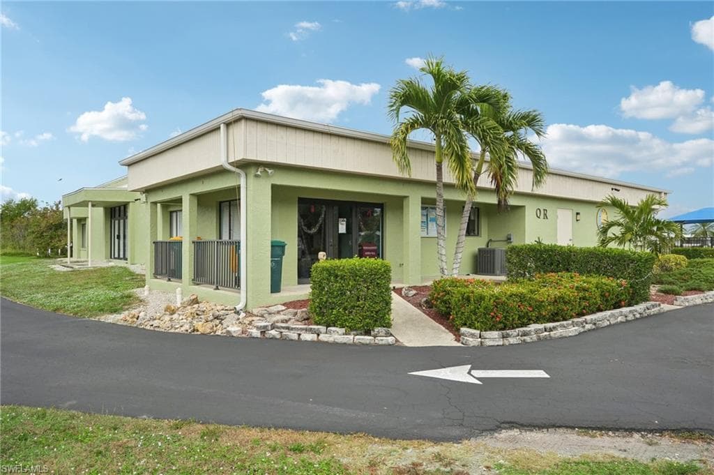 53 Grosbeak LN, NAPLES FL 34114-24