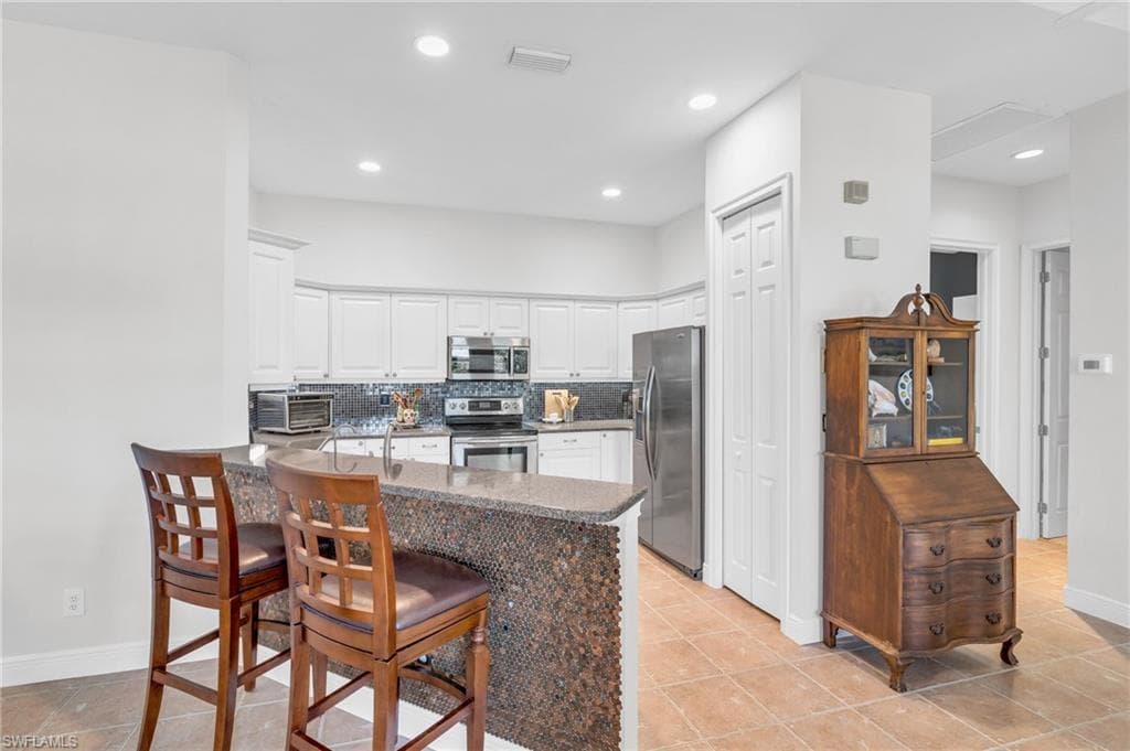 15108 Ports Of Iona DR-12