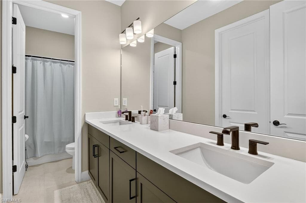 2082 Grove DR, NAPLES FL 34120-27