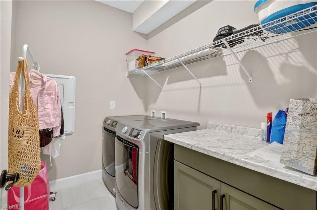 2082 Grove DR, NAPLES FL 34120-32