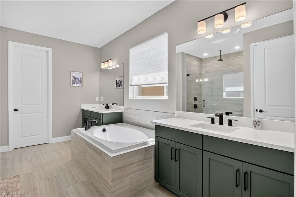 2082 Grove DR, NAPLES FL 34120-20