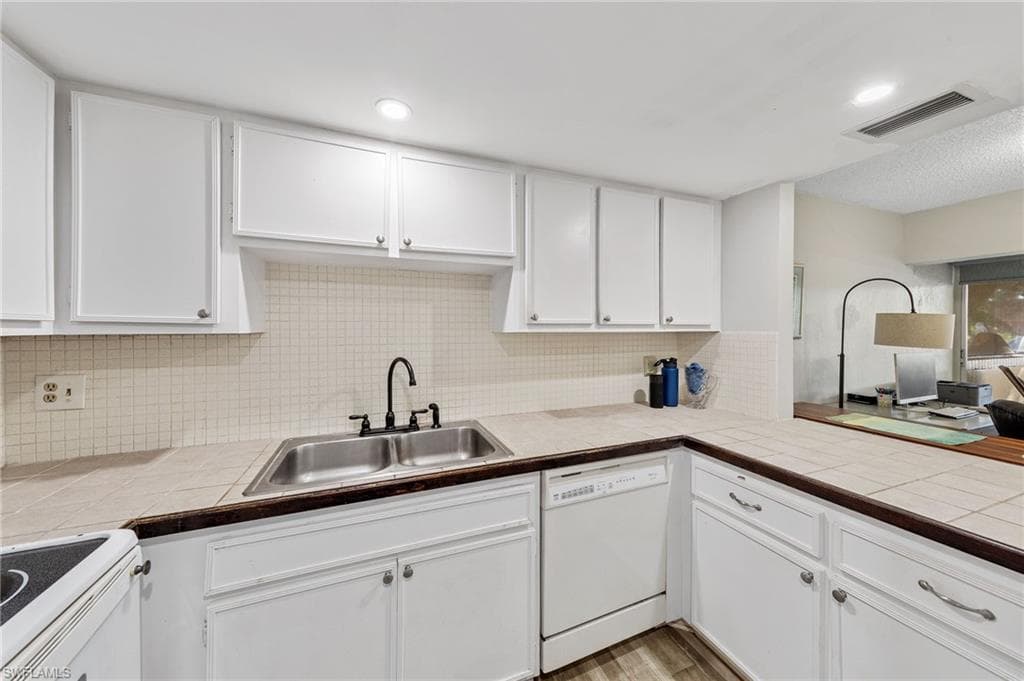 102 E Greens BLVD, LEHIGH ACRES FL 33936-8