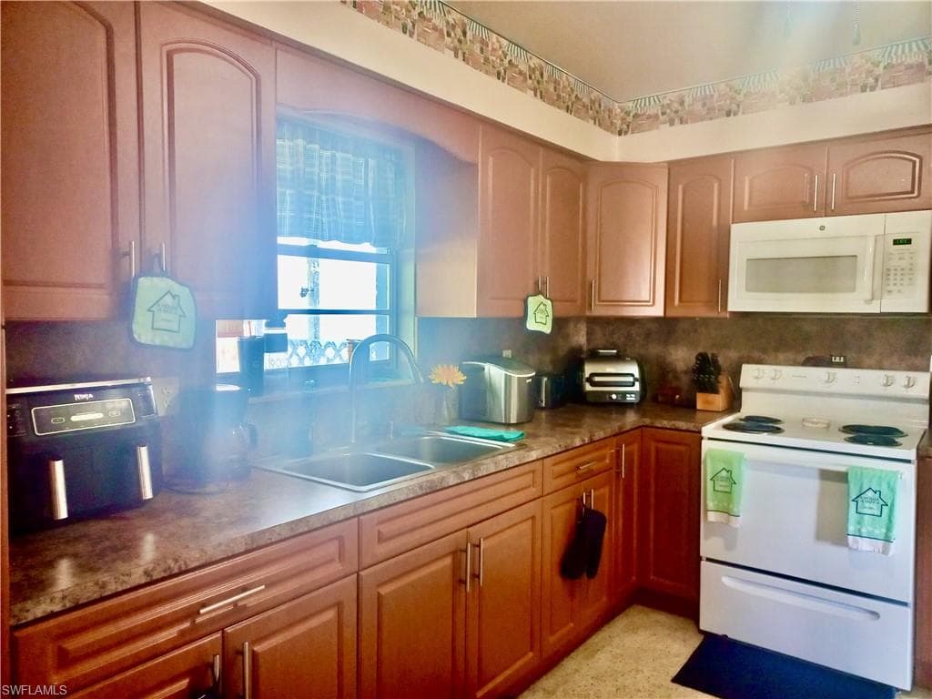 501 Parkside ST, LEHIGH ACRES FL 33936-4