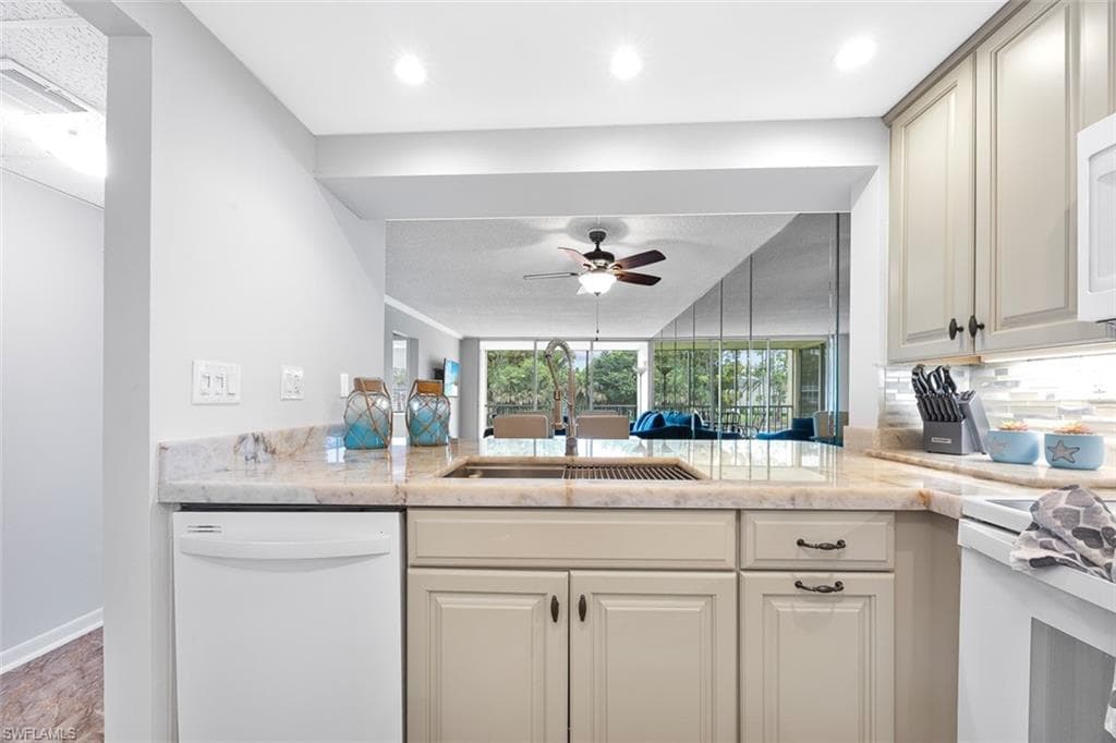 1083 Forest Lakes DR # 207, NAPLES FL 34105-5