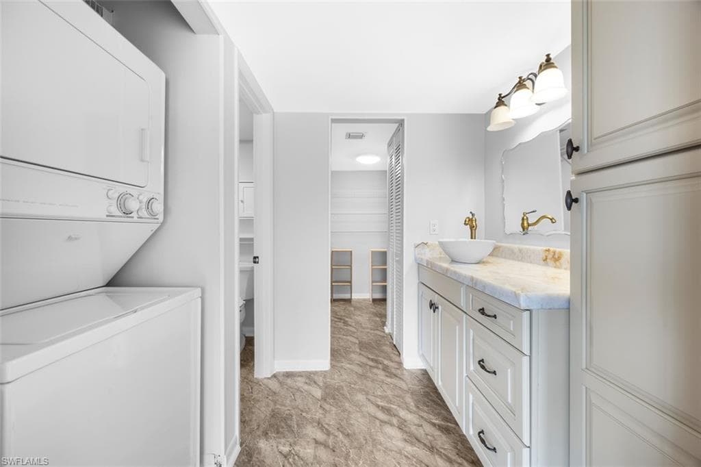 1083 Forest Lakes DR # 207, NAPLES FL 34105-16