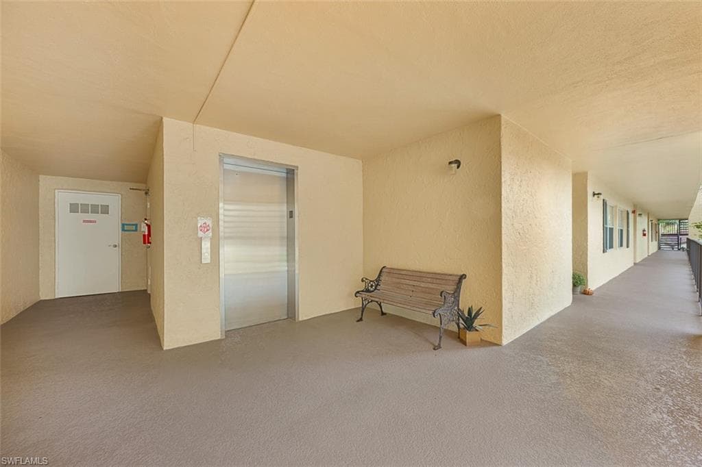 1083 Forest Lakes DR # 207, NAPLES FL 34105-3