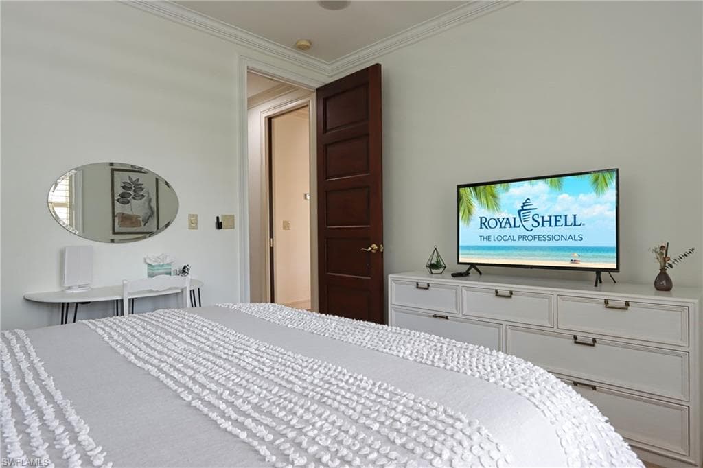 1521 Gordon River LN, NAPLES FL 34104-18