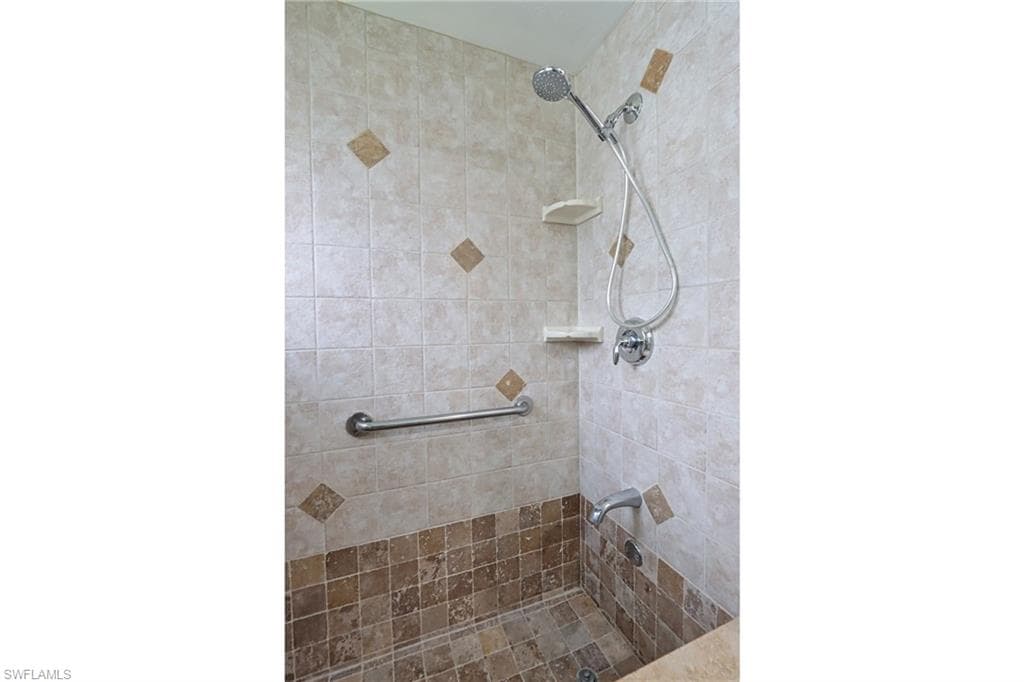 1521 Gordon River LN, NAPLES FL 34104-24