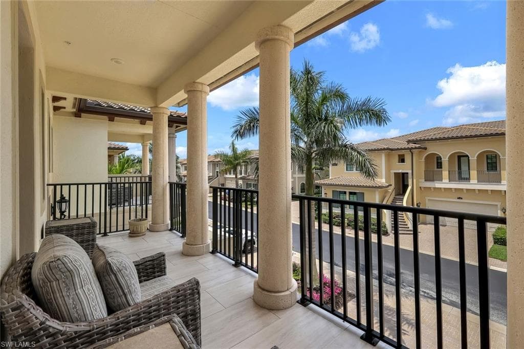 2472 Breakwater WAY # 202, NAPLES FL 34112-33