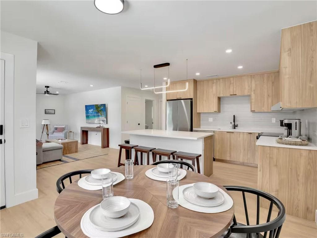 2616 Lakeview DR, NAPLES FL 34112-26