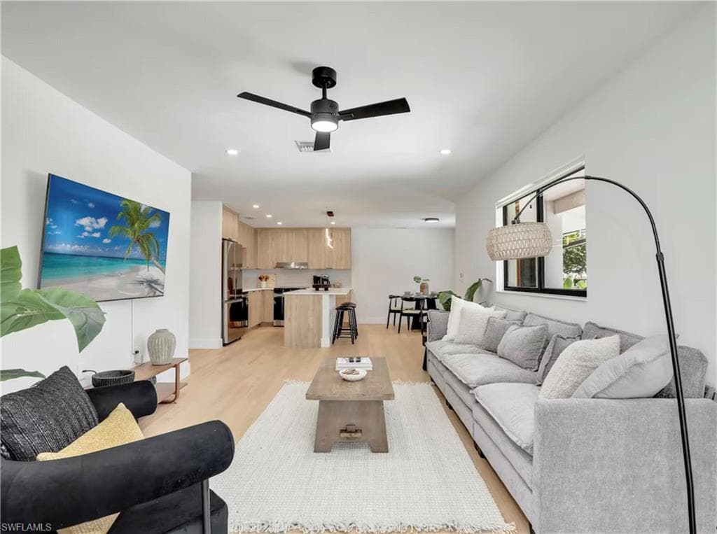 2616 Lakeview DR, NAPLES FL 34112-13
